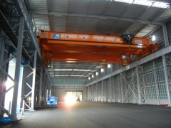 重量物用の１００トン吊り天井クレーン